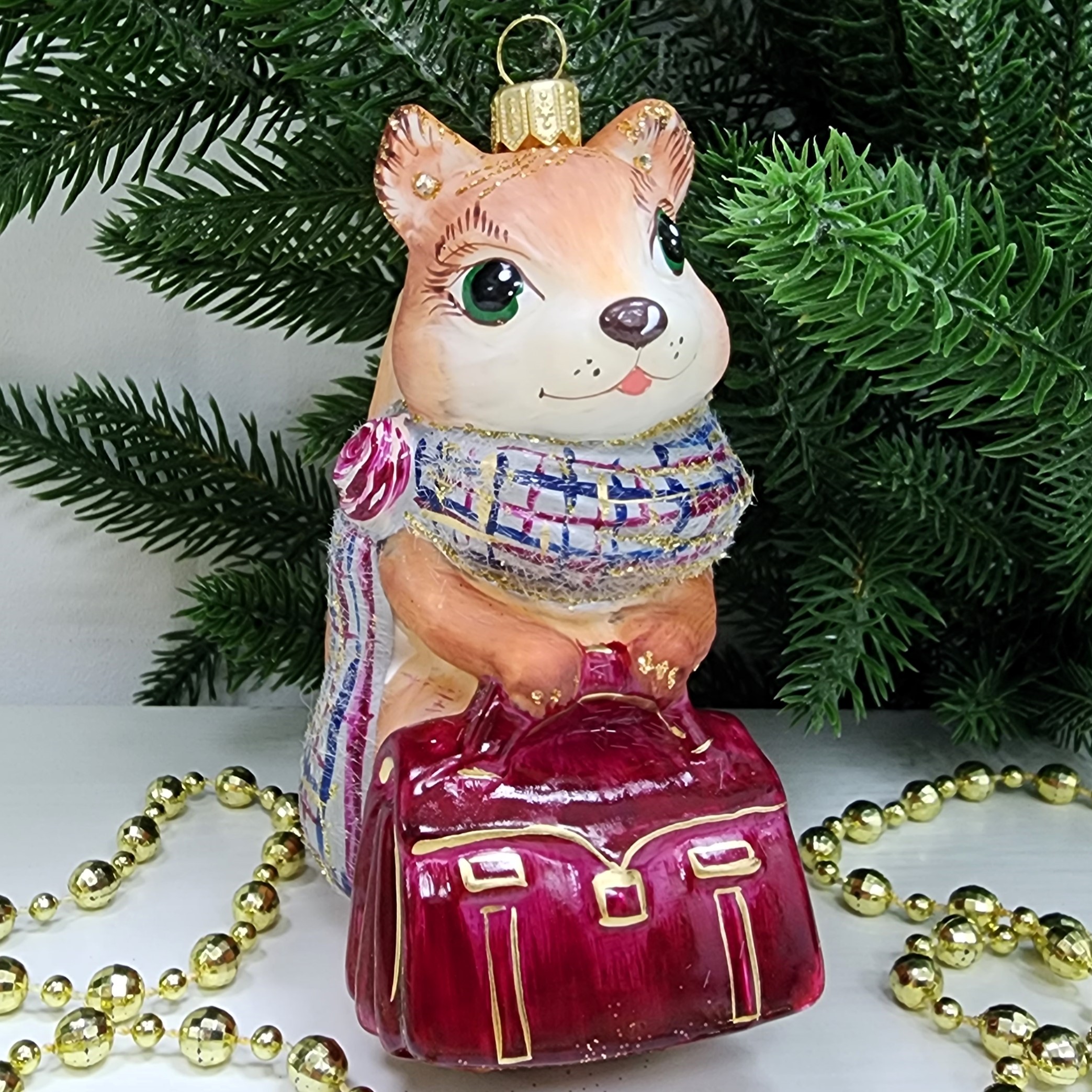 фото Стеклянная елочная игрушка Белочка с сумкой