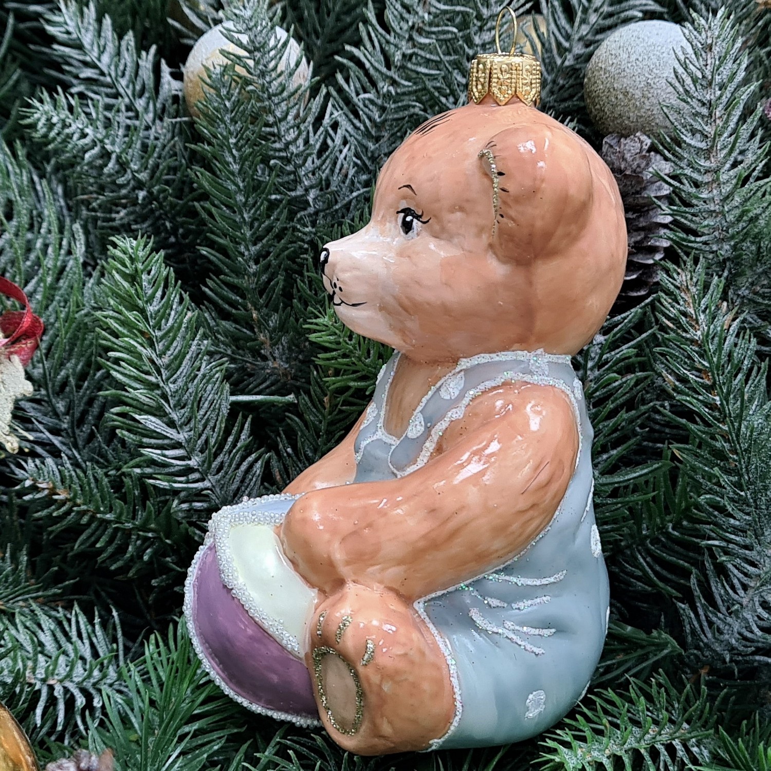 фото Стеклянная елочная игрушка Мишка с мячом