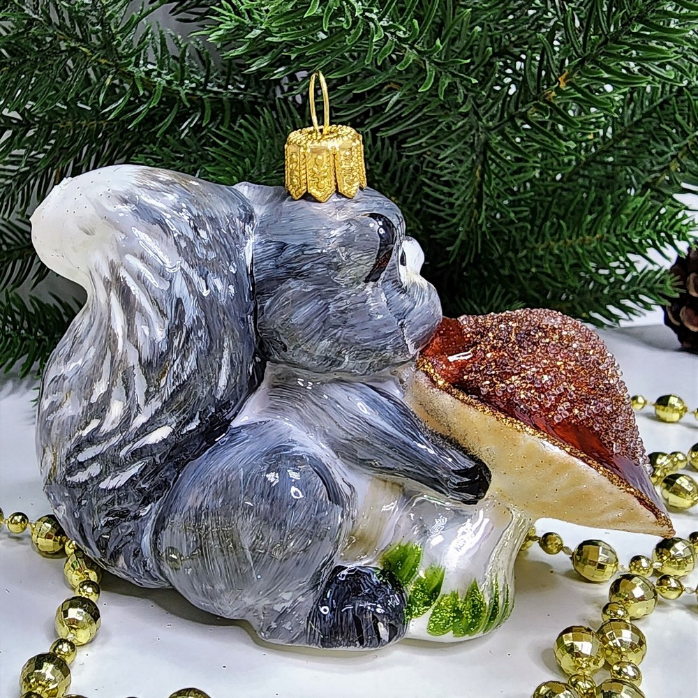 фото Стеклянная елочная игрушка Белочка с грибочком серая