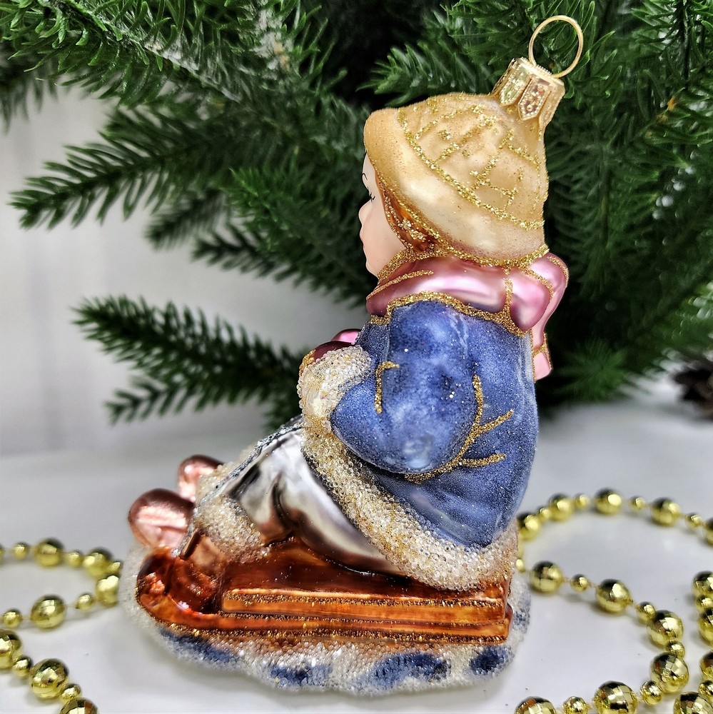 фото Стеклянная елочная игрушка Мальчик на санях сахар