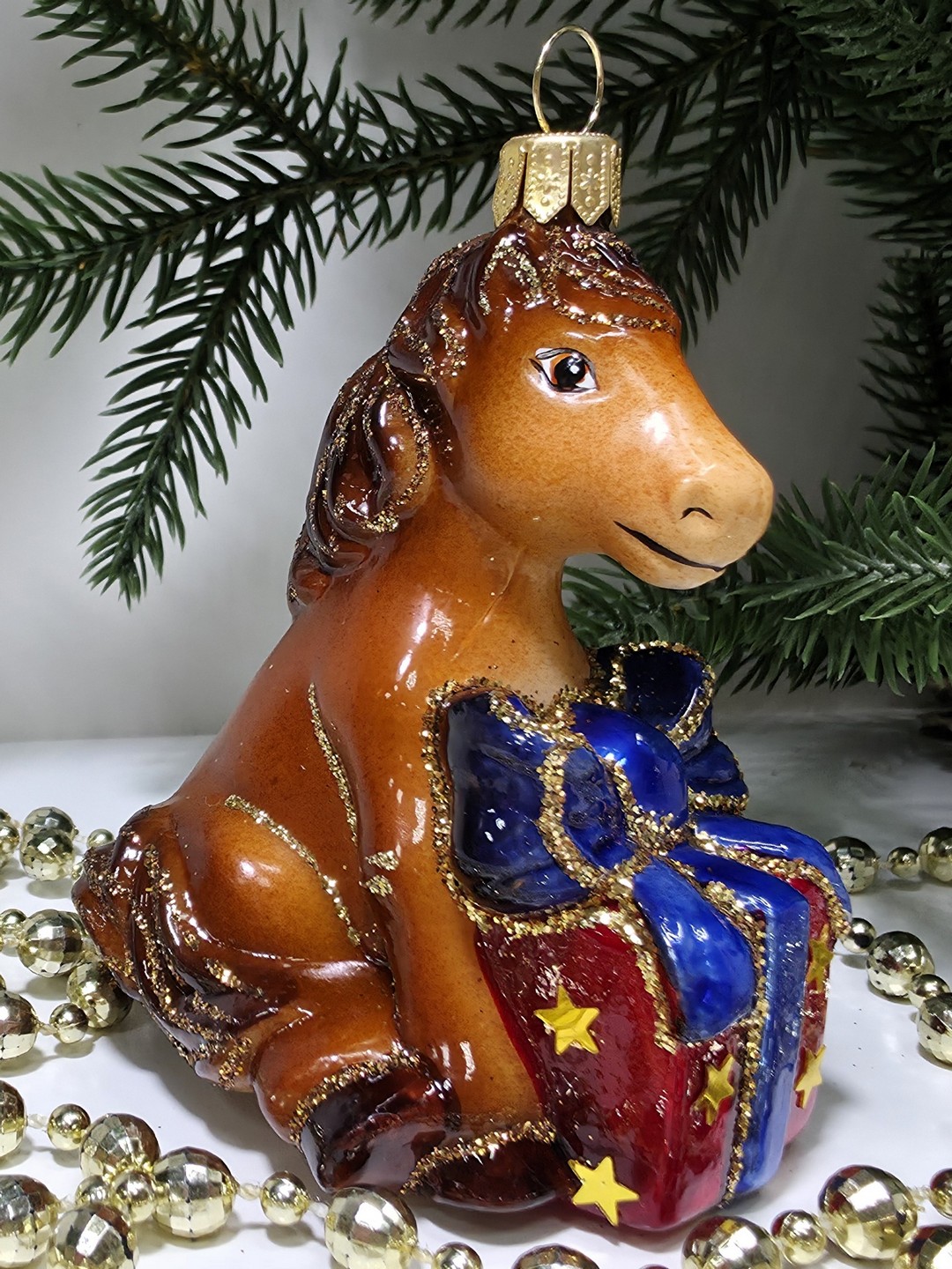 фото Стеклянная елочная игрушка Лошадка с подарком