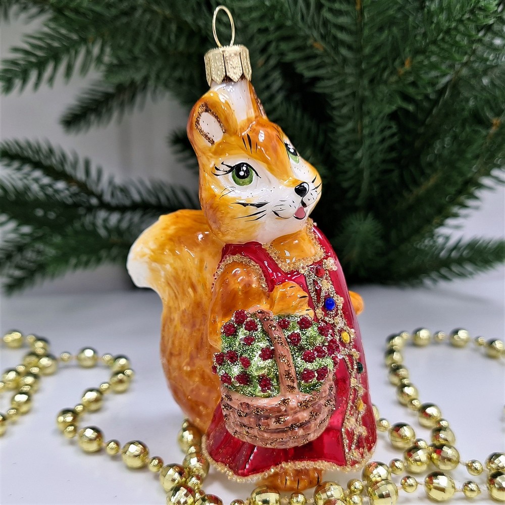 фото Стеклянная елочная игрушка Белочка с корзинкой