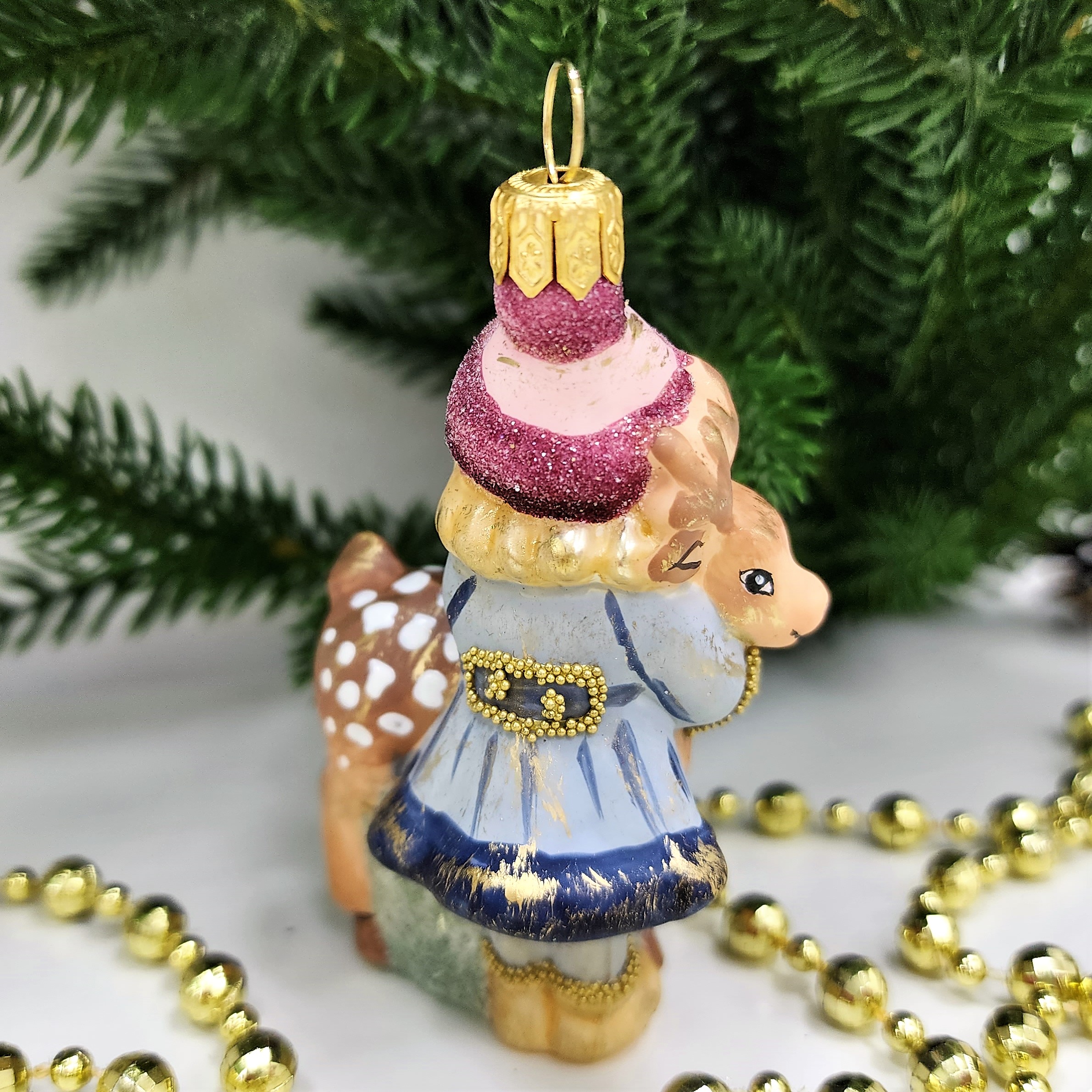 фото Стеклянная елочная игрушка Девочка с олененком