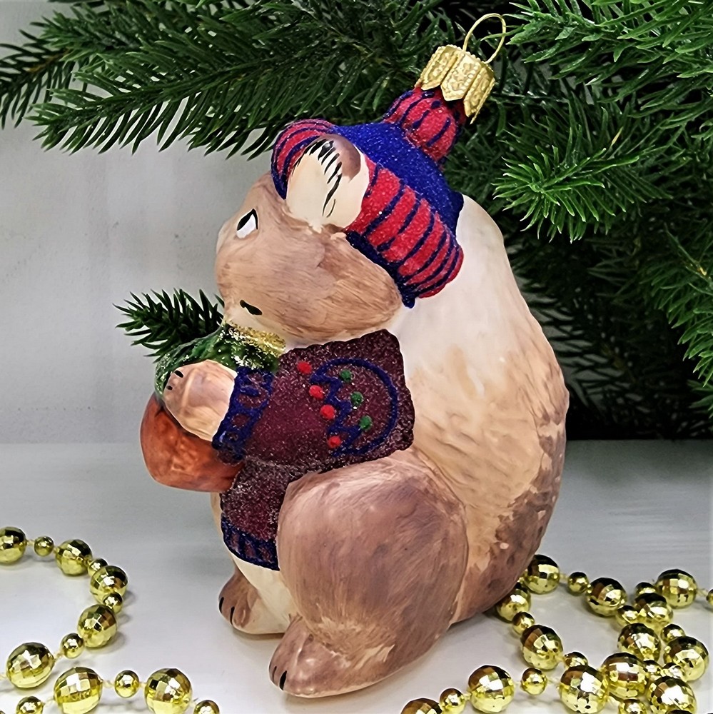 фото Стеклянная елочная игрушка Белочка с орехом в свитере