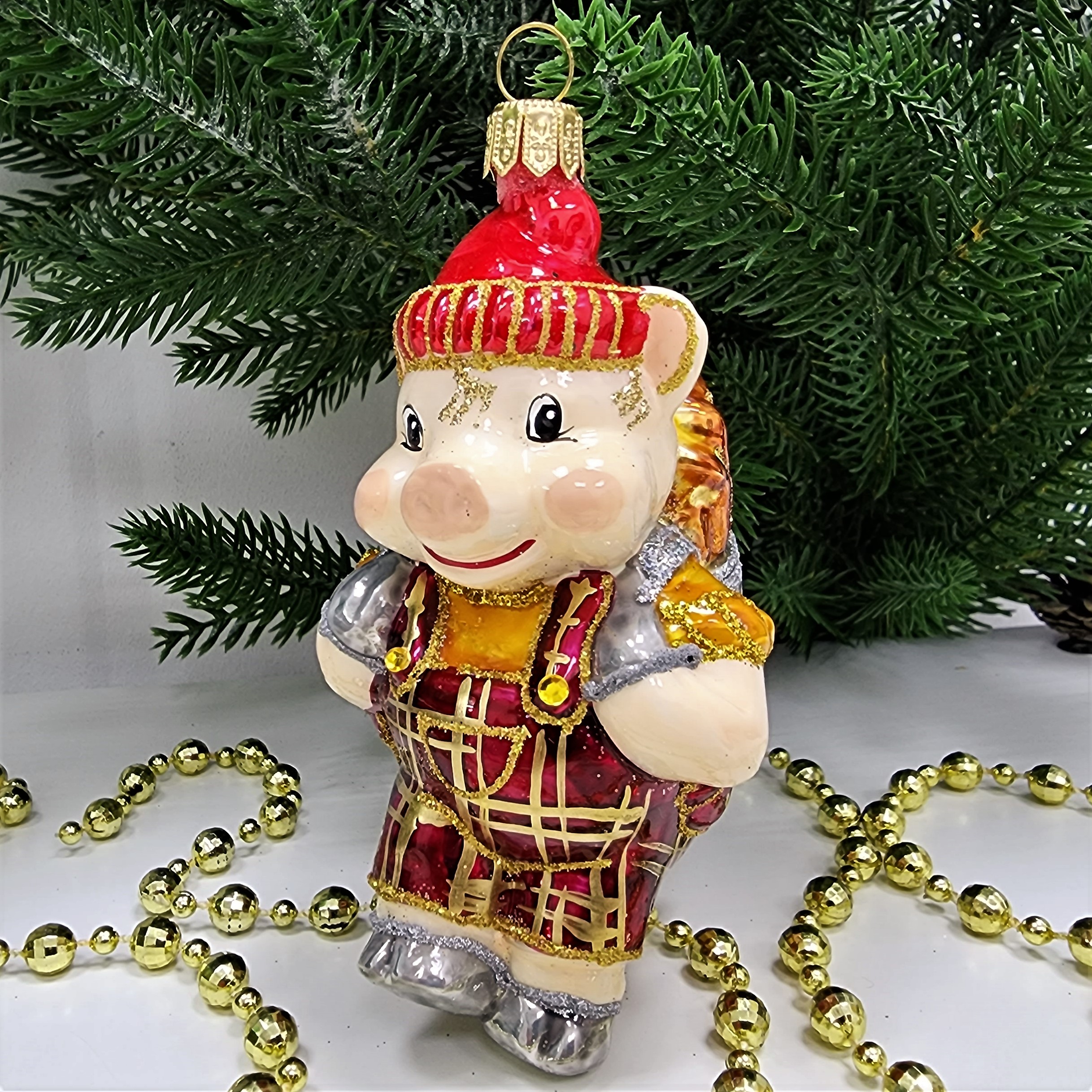 фото Стеклянная елочная игрушка Поросенок с дровами
