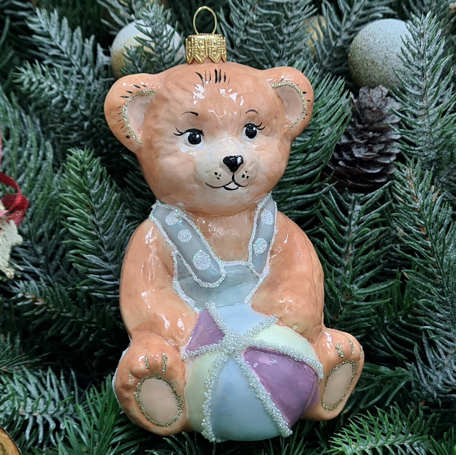 фото Стеклянная елочная игрушка Мишка с мячом