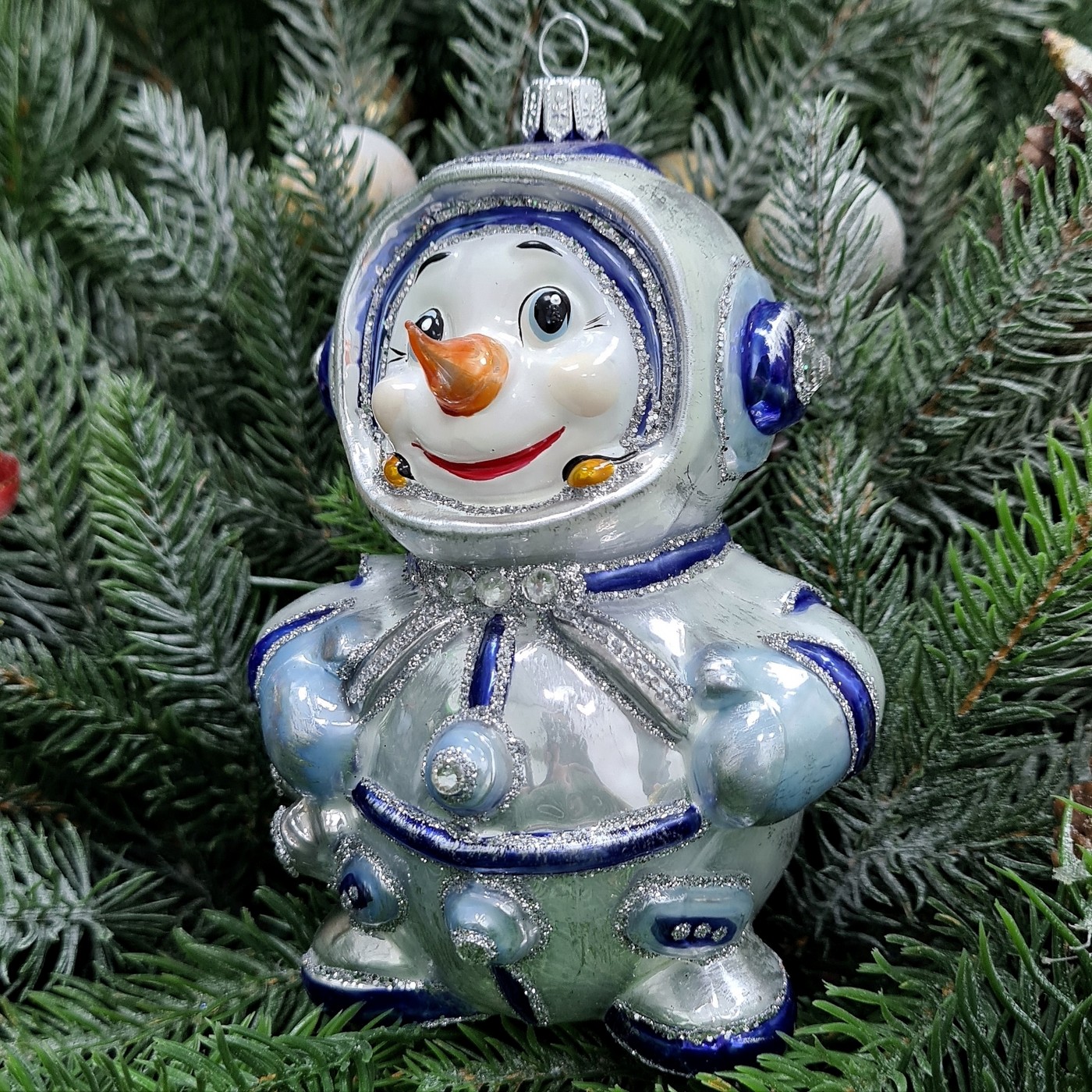 фото Стеклянная елочная игрушка Снеговик космонавт синий