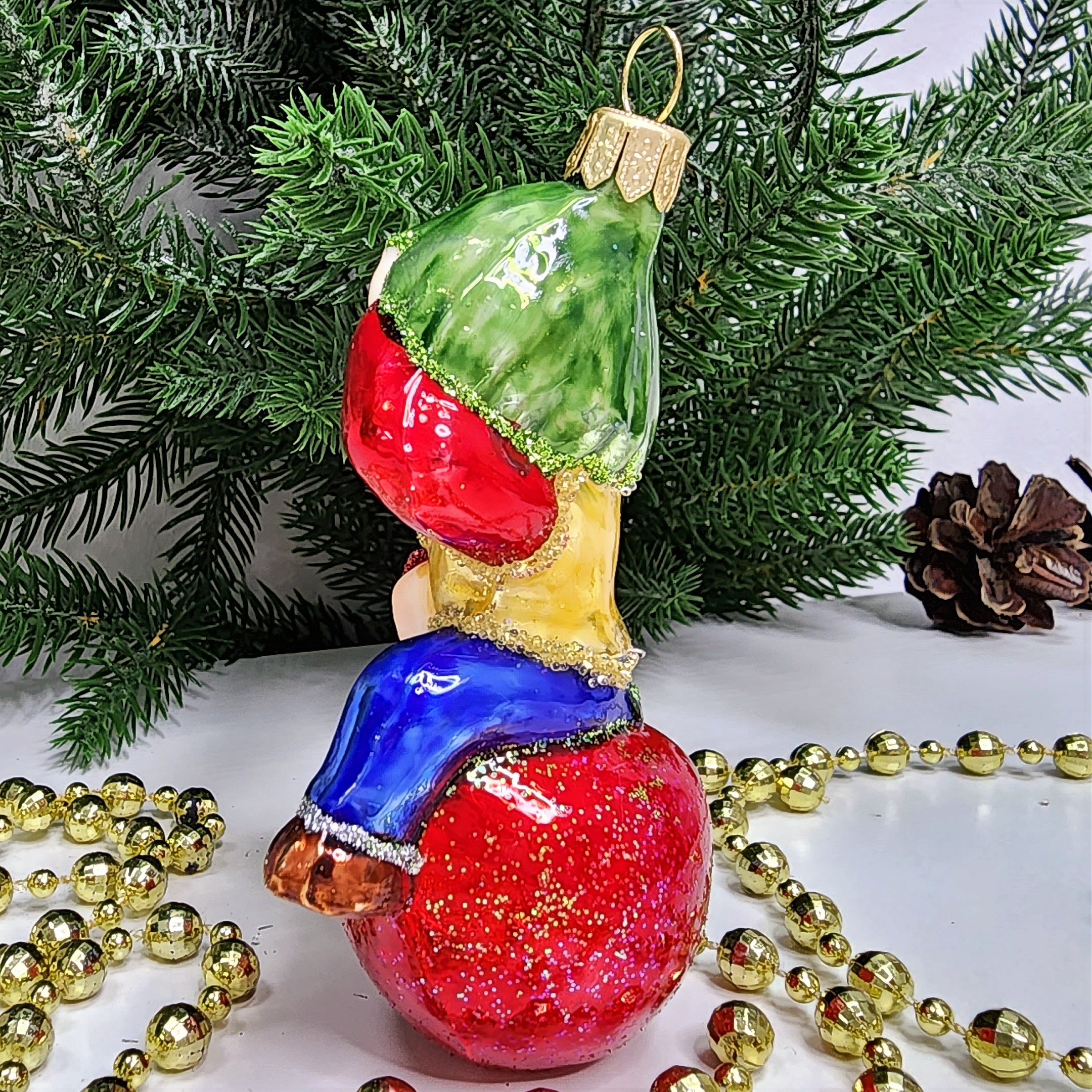 фото Стеклянная елочная игрушка Гном на яблоке