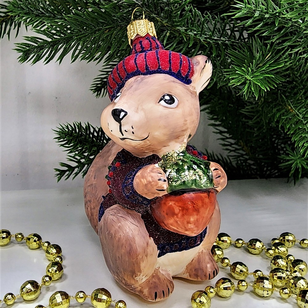 фото Стеклянная елочная игрушка Белочка с орехом в свитере