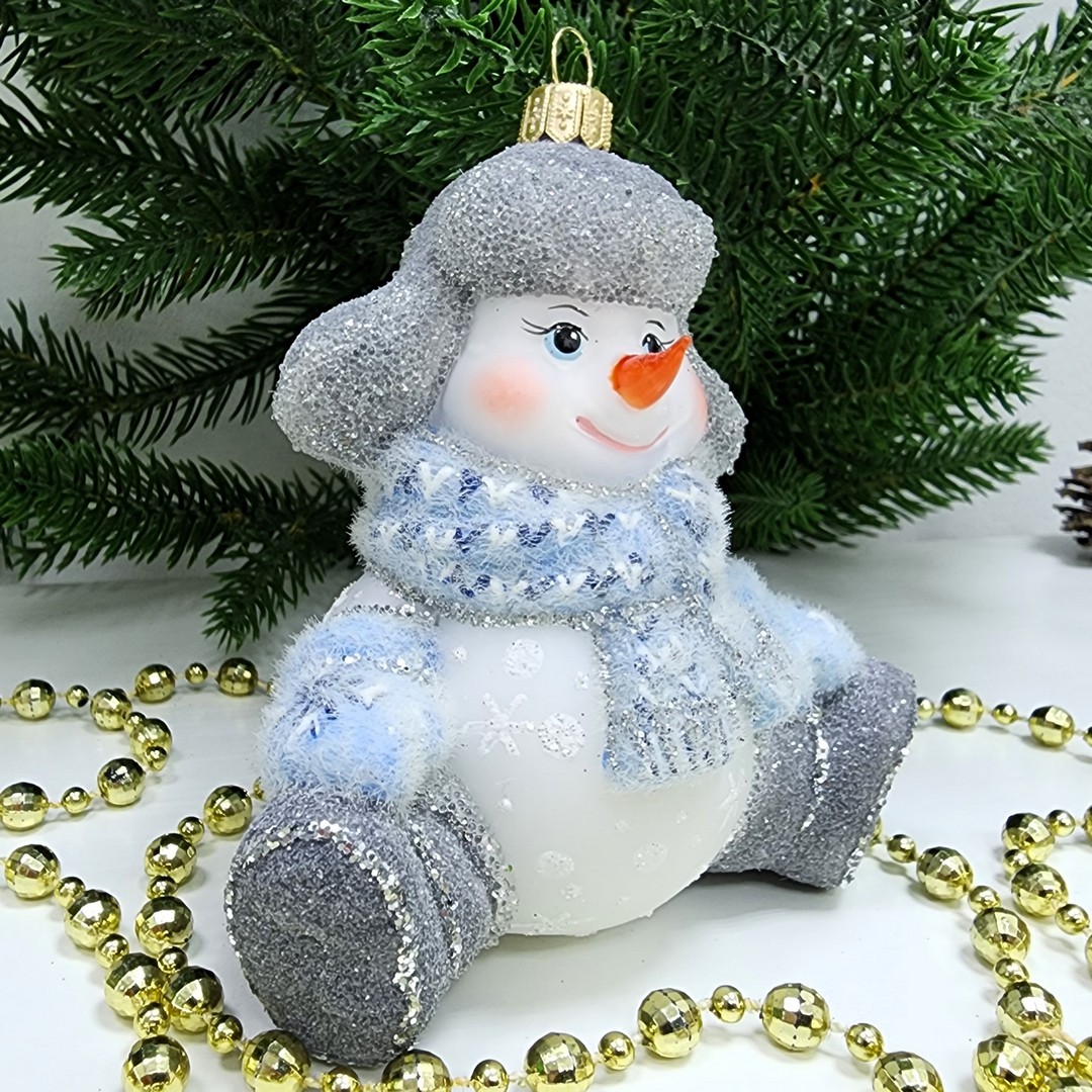 фото Стеклянная елочная игрушка Снеговик в валенках