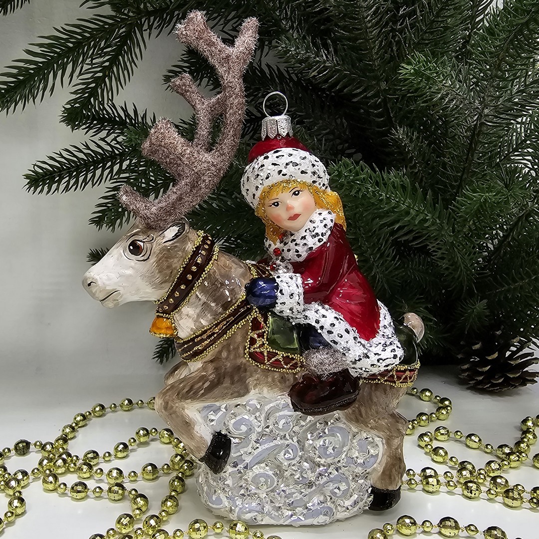 фото Стеклянная елочная игрушка Герда на олене