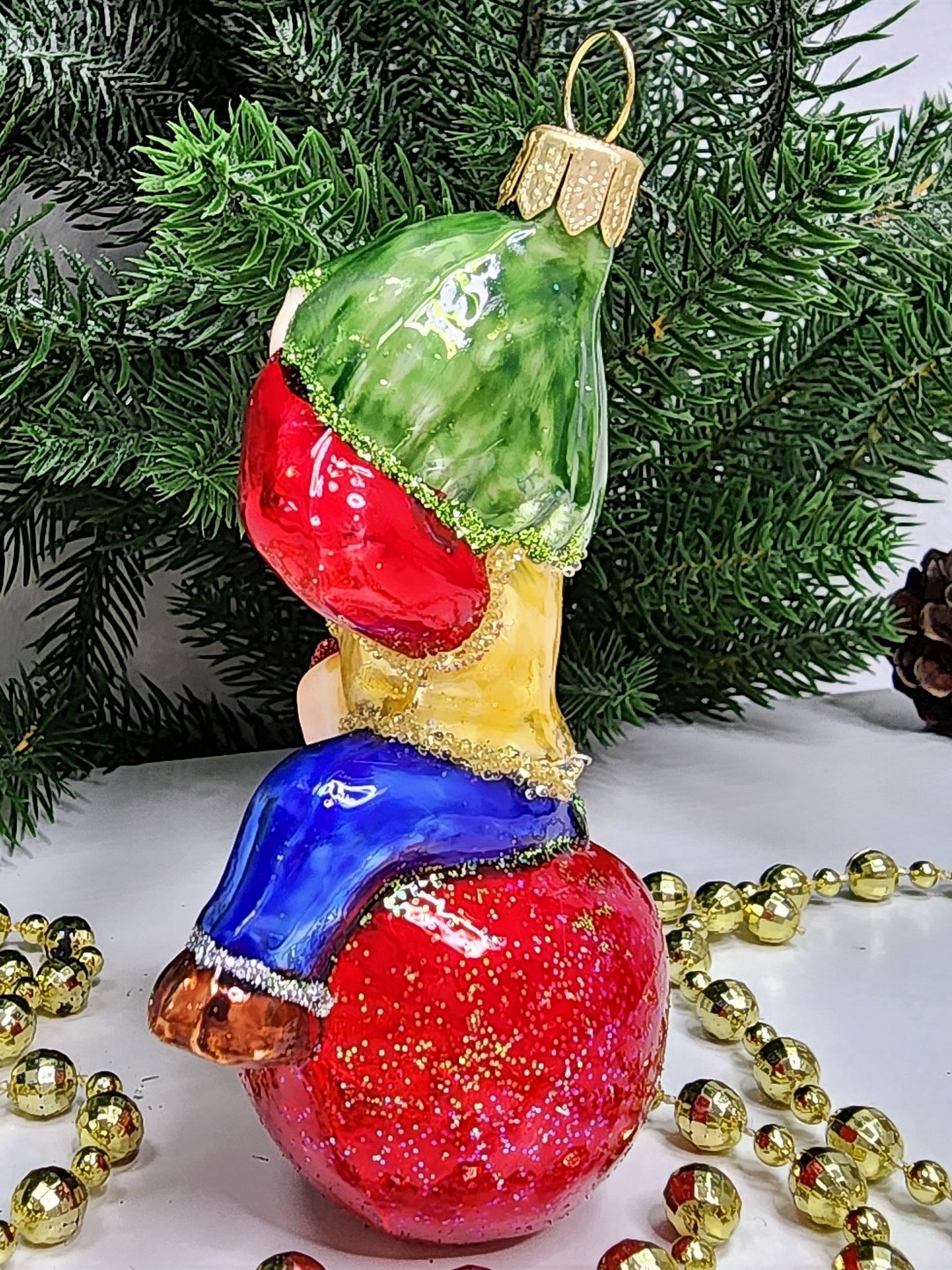 фото Стеклянная елочная игрушка Гном на яблоке