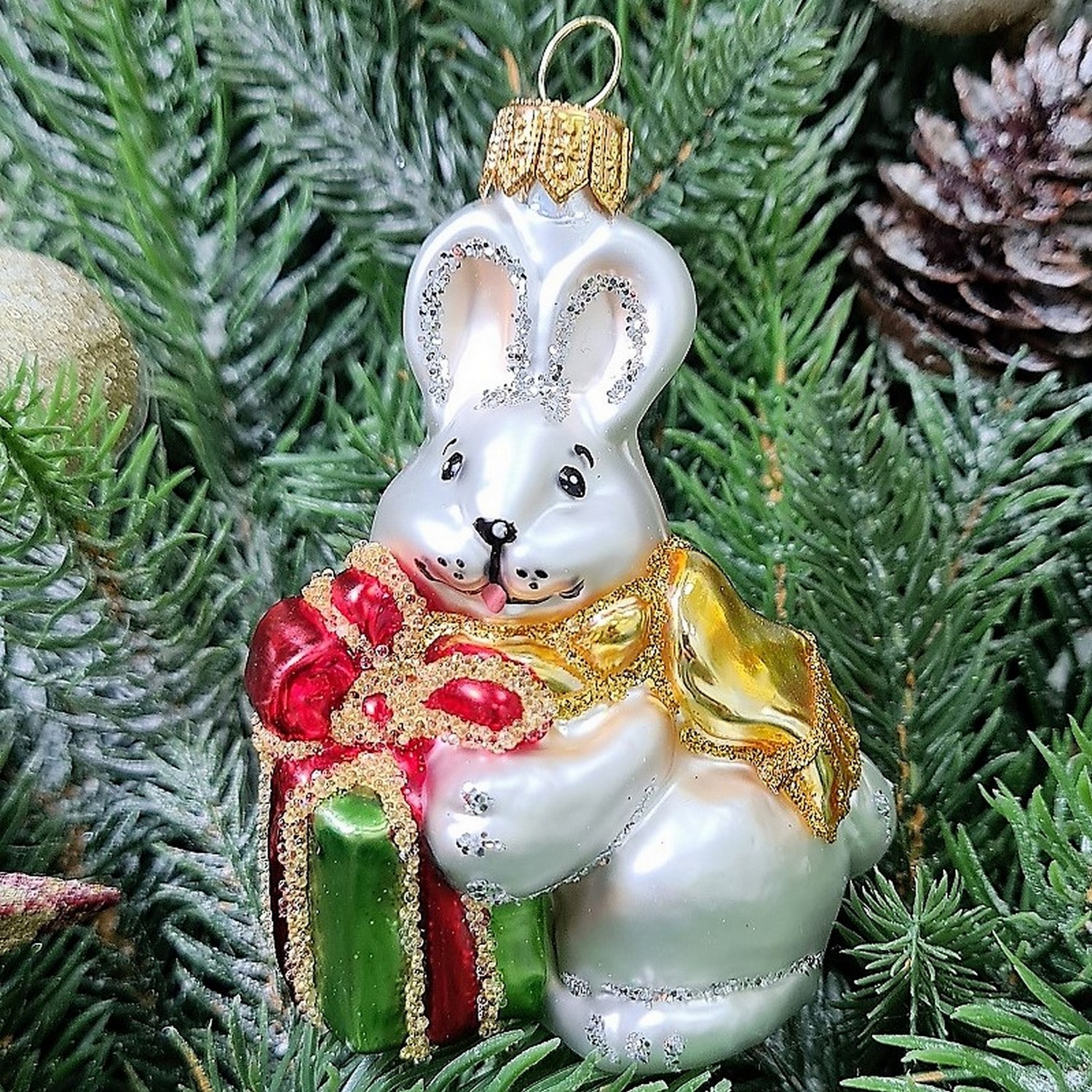 фото Стеклянная елочная игрушка Зайчик с подарком