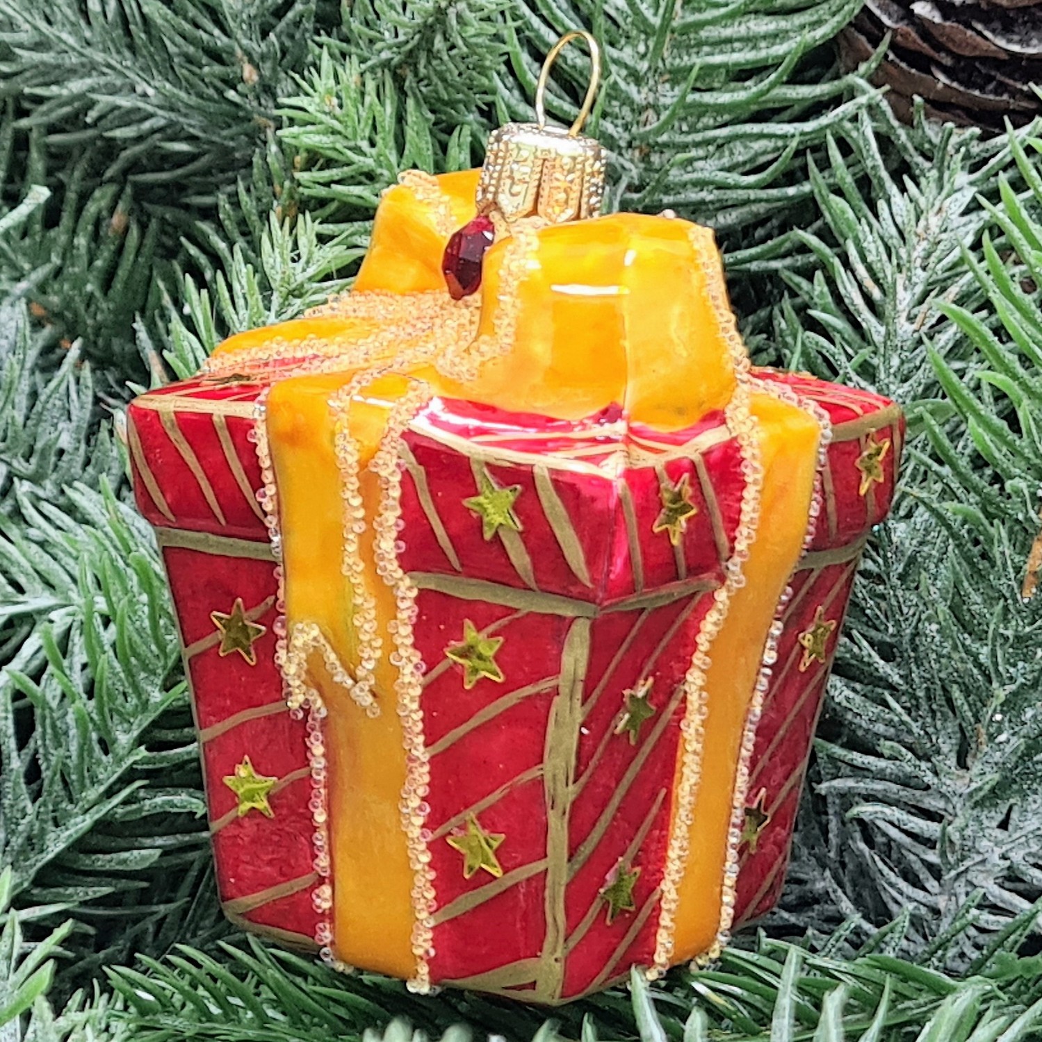 фото Стеклянная елочная игрушка Подарок