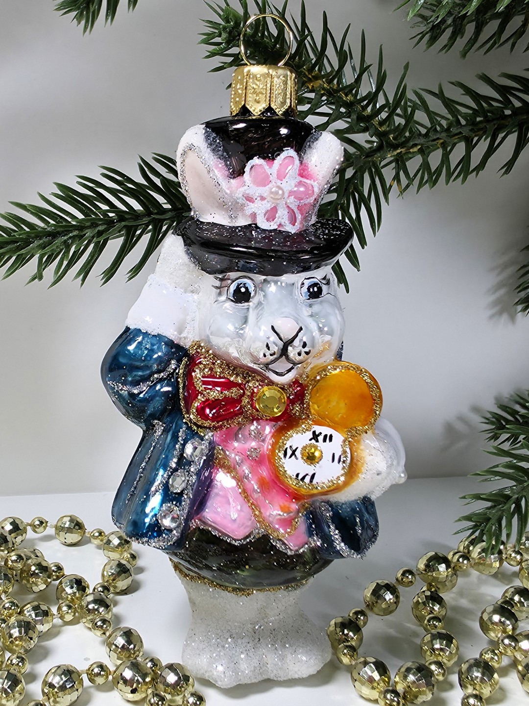 фото Стеклянная елочная игрушка Белый кролик с часами