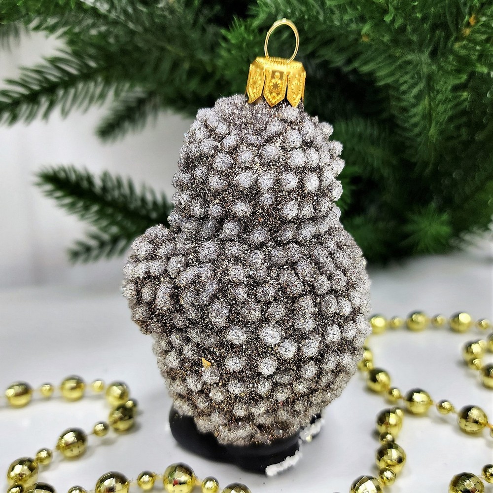 фото Стеклянная елочная игрушка Ежик с подарком крем