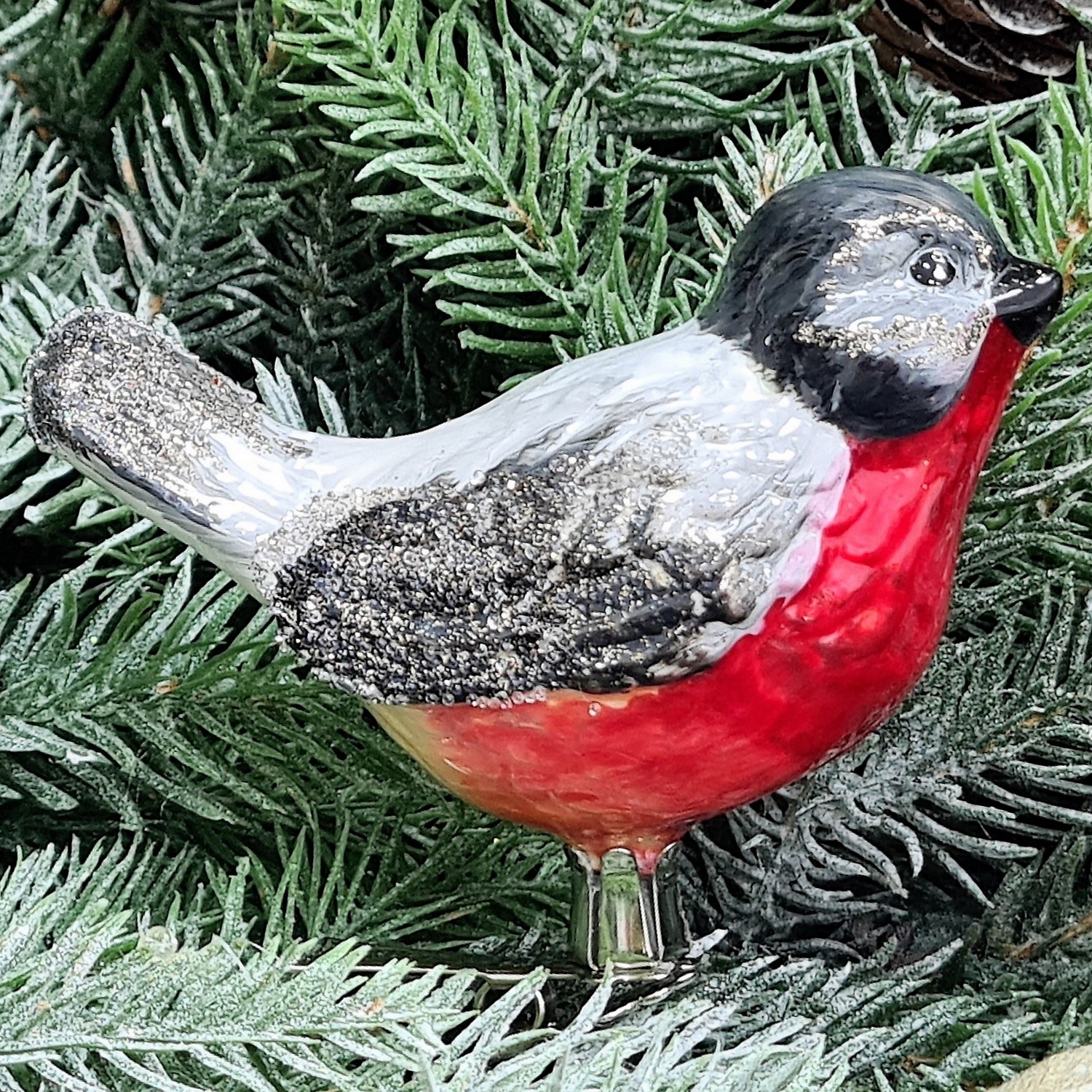 фото Стеклянная елочная игрушка Снегирь на прищепке