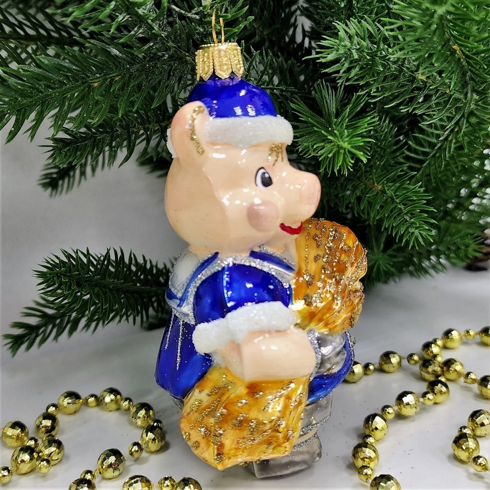 фото Стеклянная елочная игрушка Поросенок с сеном