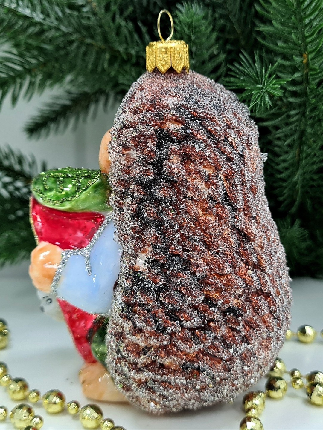 фото Стеклянная елочная игрушка Ежик с яблоком мальчик