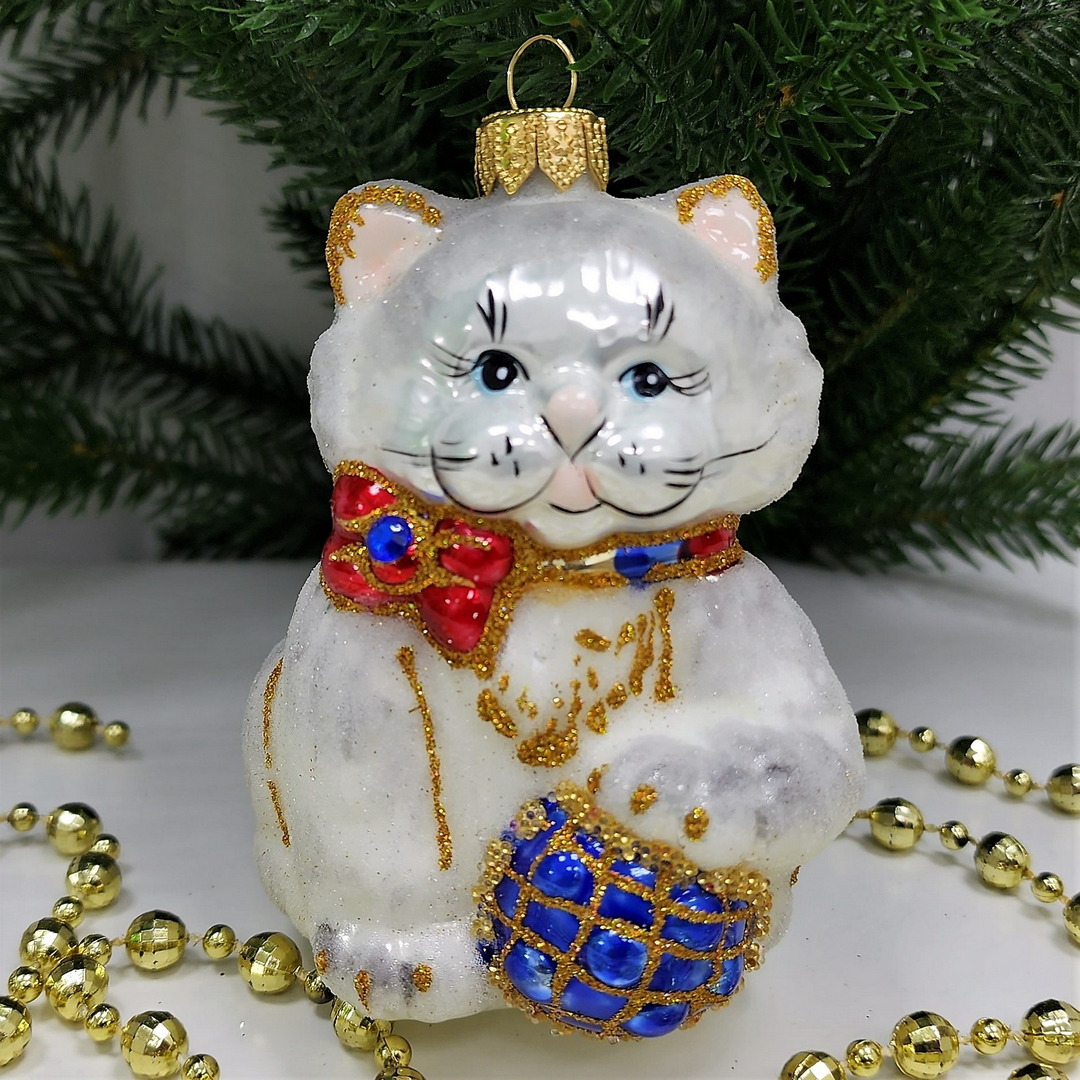 фото Стеклянная елочная игрушка Кот с мячом
