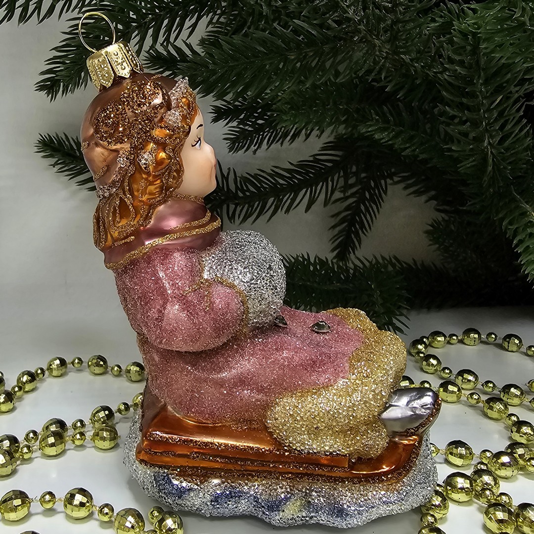 фото Стеклянная елочная игрушка Девочка на санях сахар