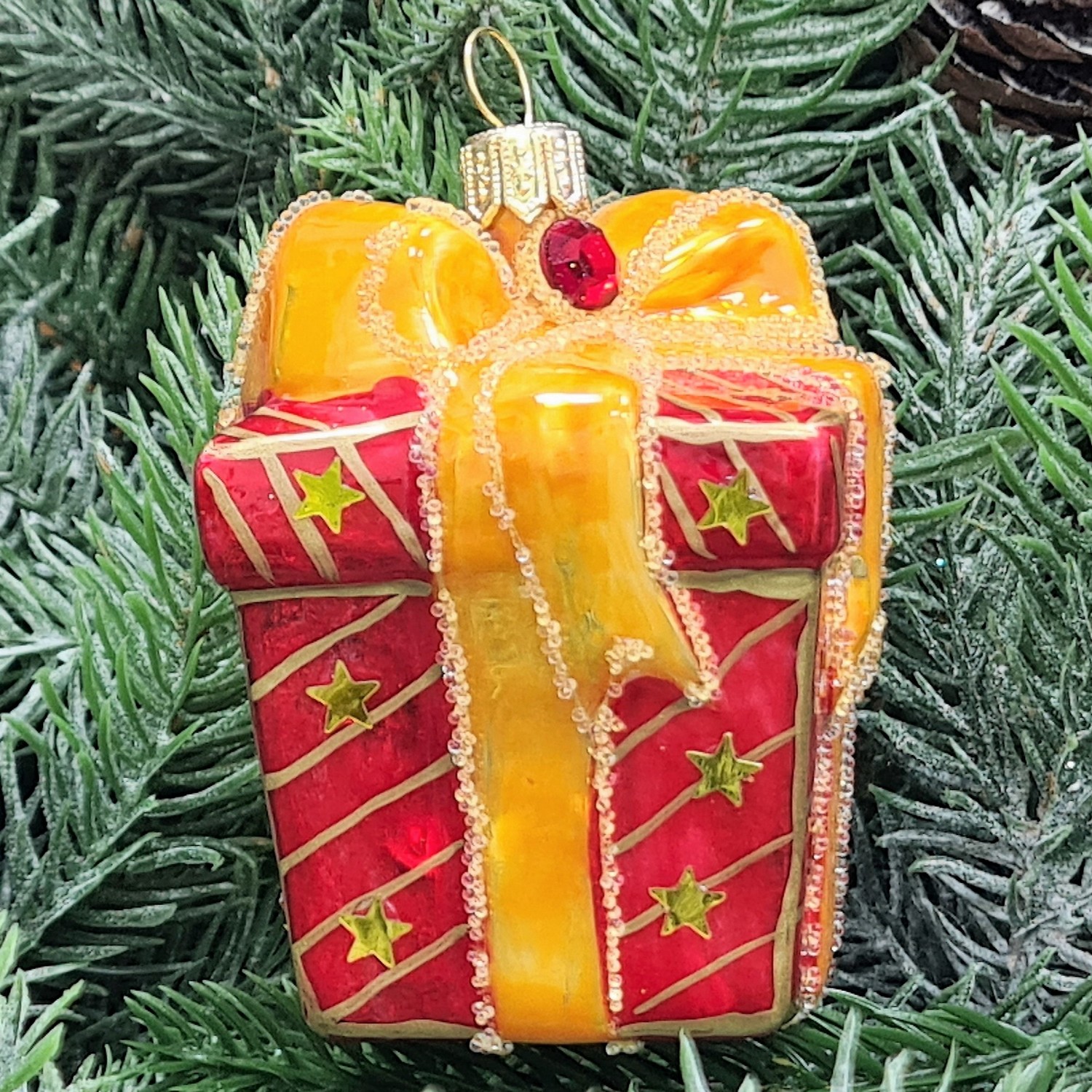 фото Стеклянная елочная игрушка Подарок