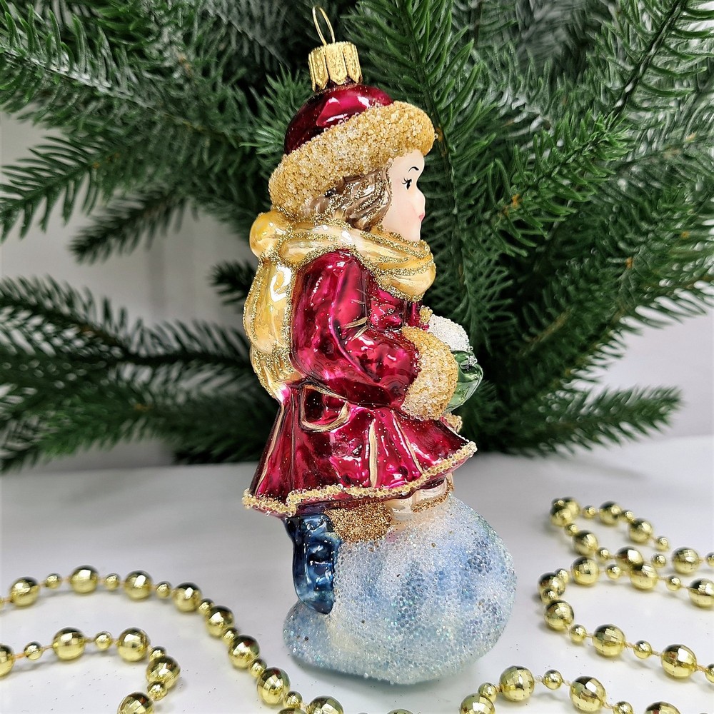 фото Стеклянная елочная игрушка Девочка со снежком бордо