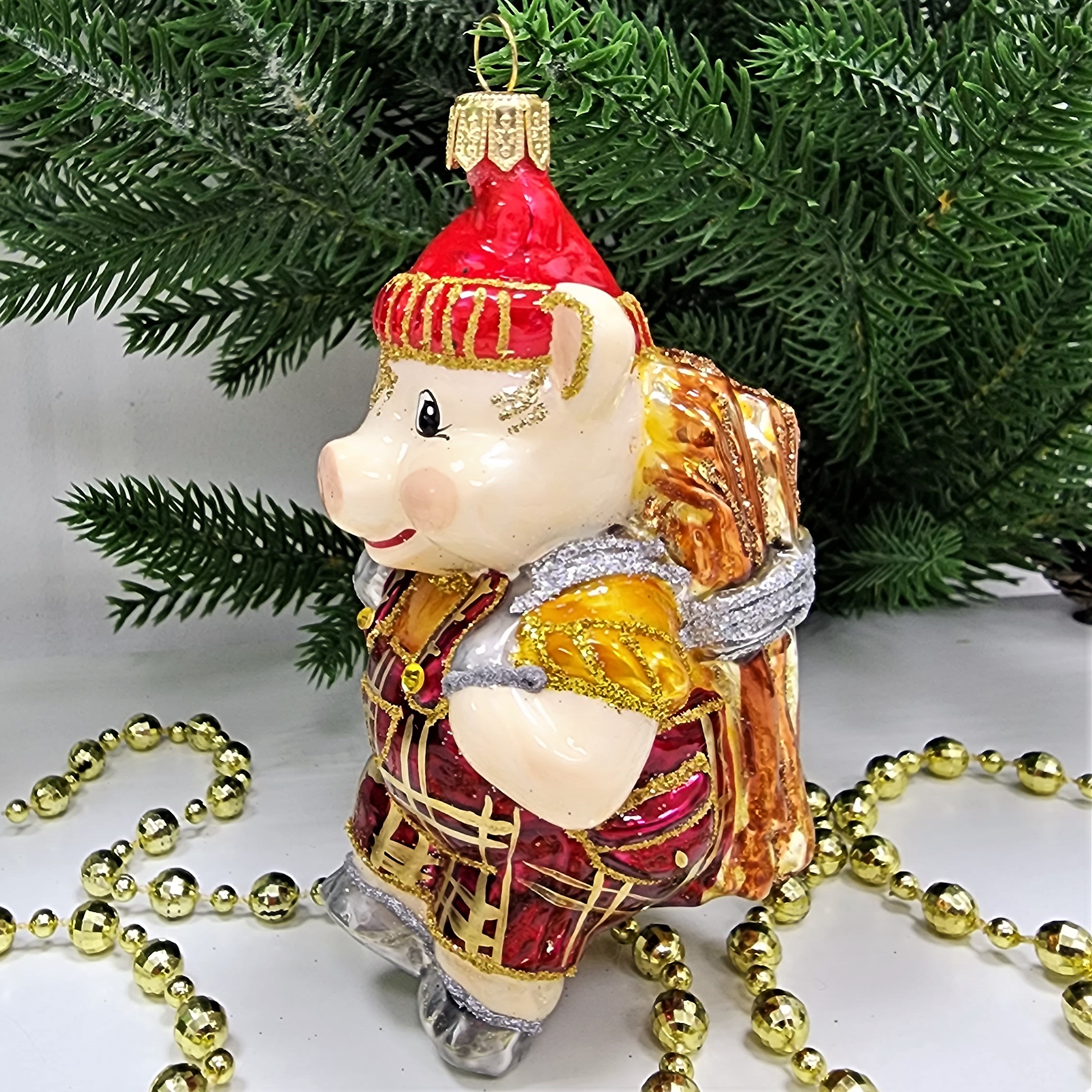 фото Стеклянная елочная игрушка Поросенок с дровами