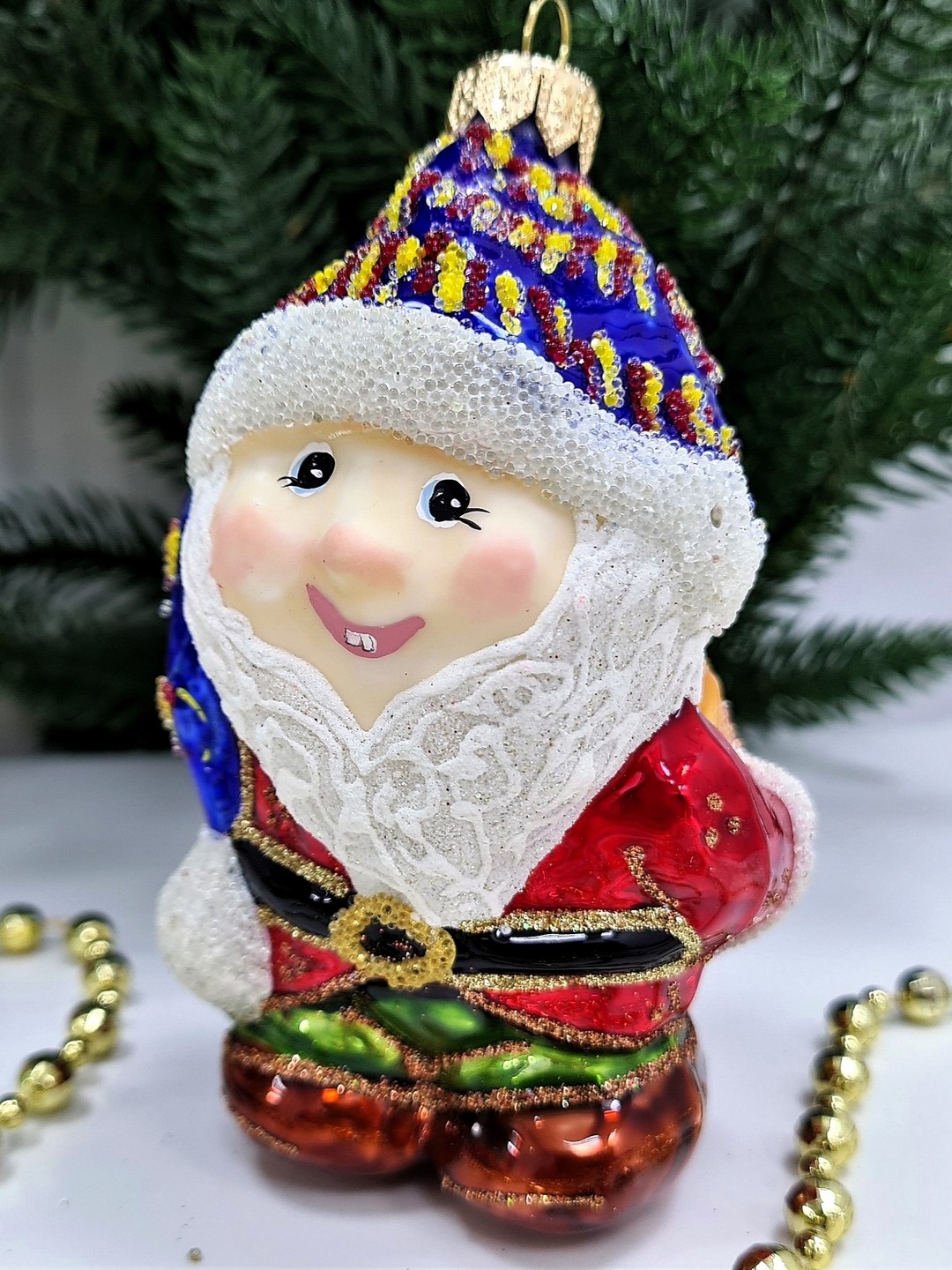 фото Стеклянная елочная игрушка Гном с подарком