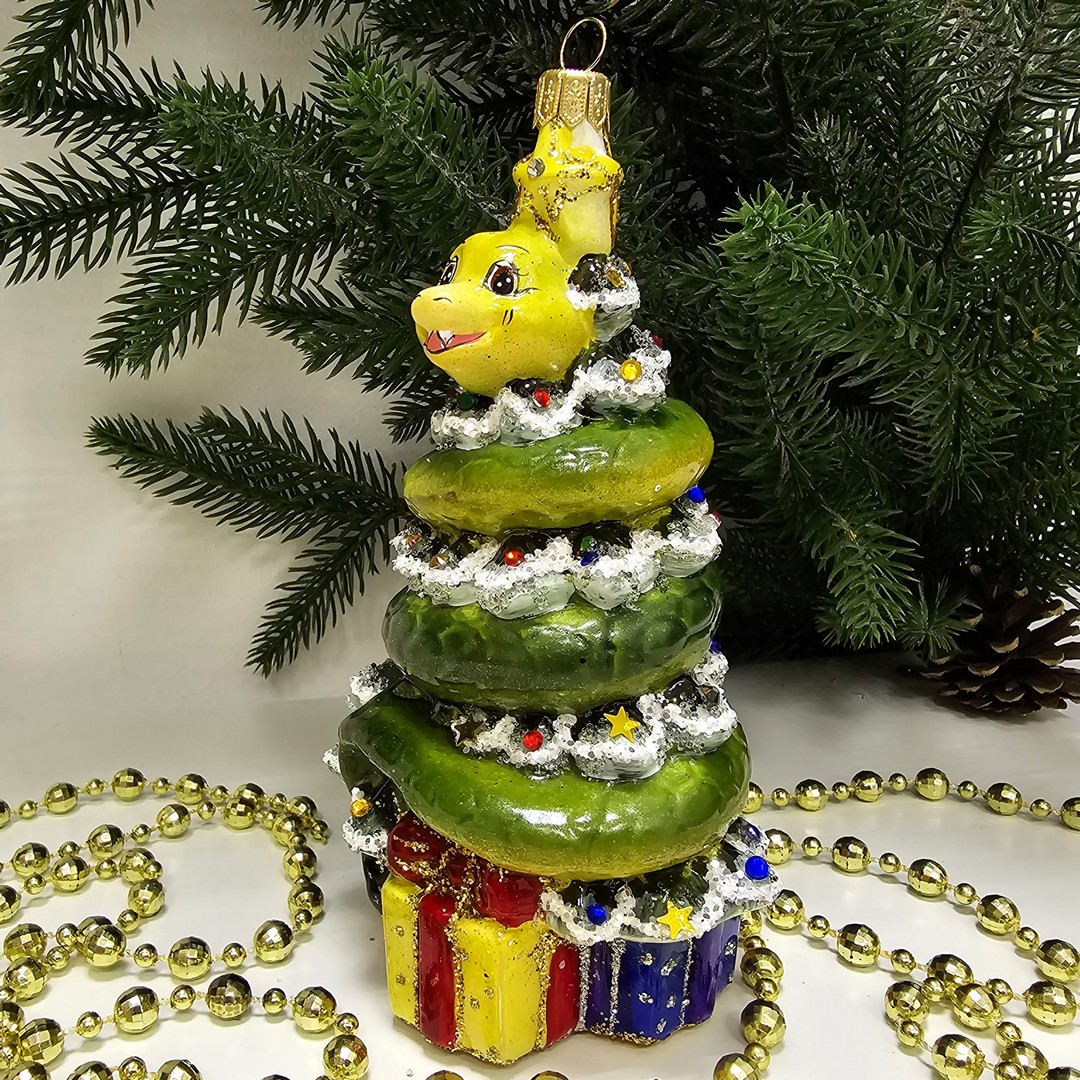 фото Стеклянная елочная игрушка Змея на елке