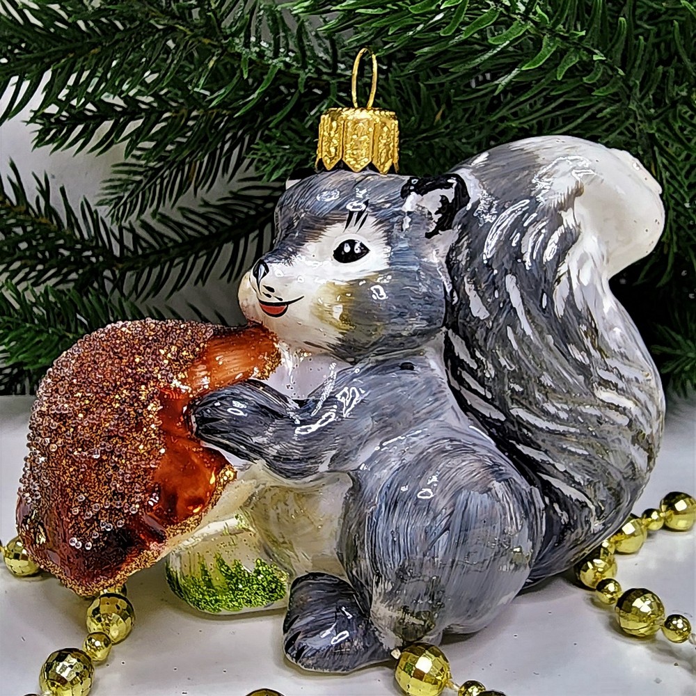 фото Стеклянная елочная игрушка Белочка с грибочком серая