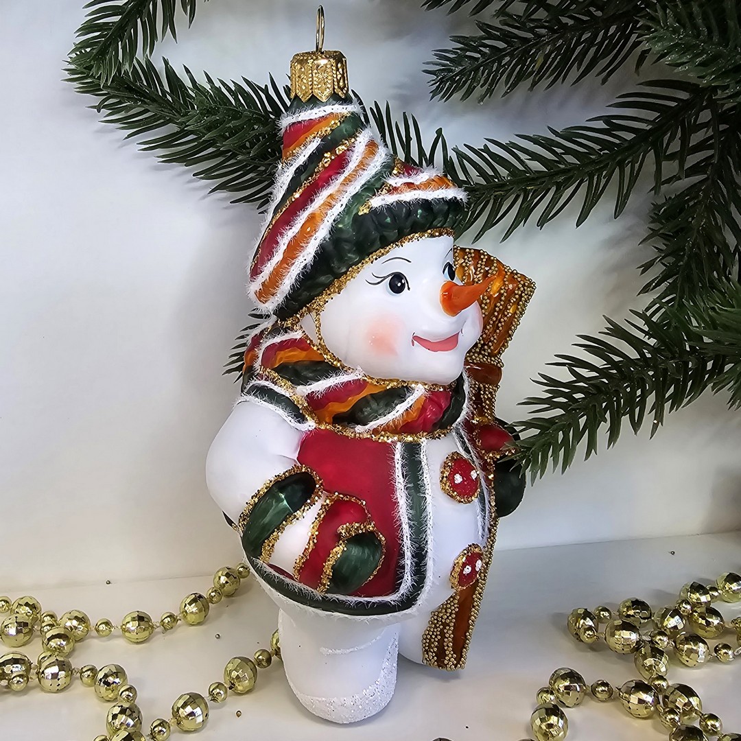 фото Стеклянная елочная игрушка Снеговик с метлой